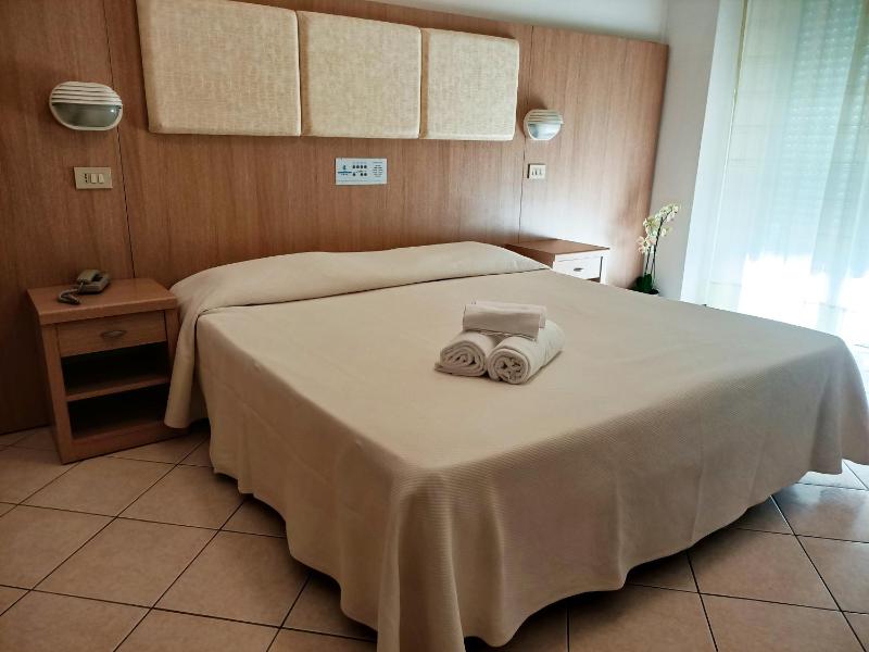 Double or Twin Room with Balcony image 4