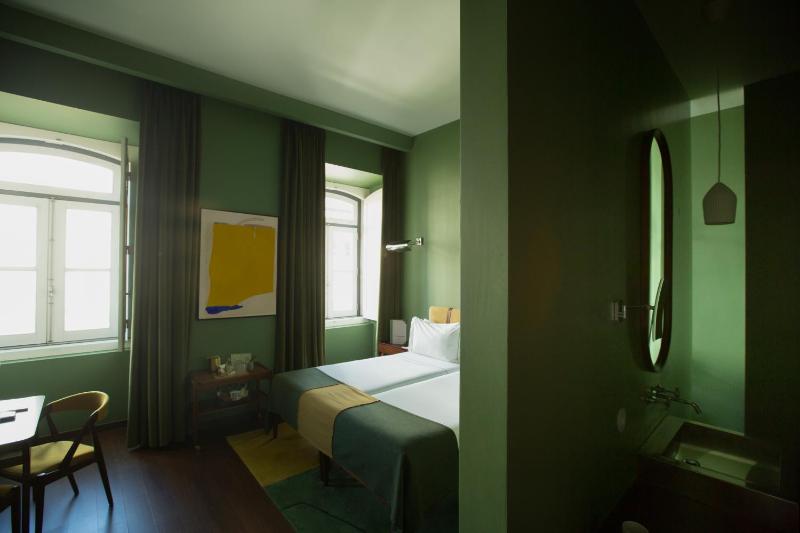 Deluxe Double or Twin Room with City View image 3