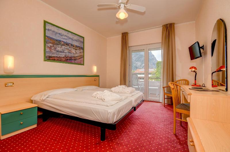 Classic Double or Twin Room with Garden View image 3