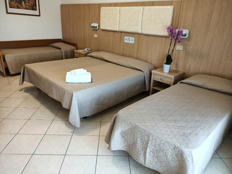 Triple Room with Balcony image 4