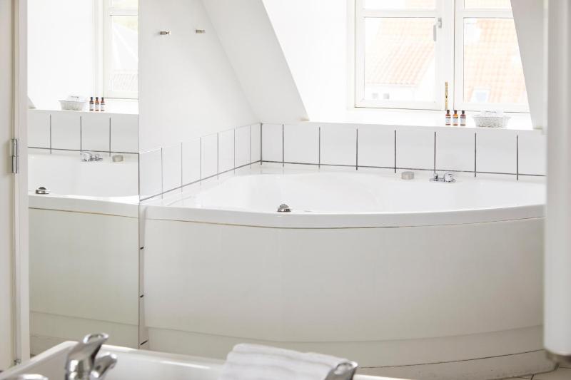 King Suite  with Jacuzzi image 3