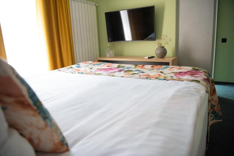 Economy Double Room image 3