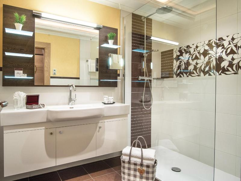 Deluxe Suite with Balcony image 3
