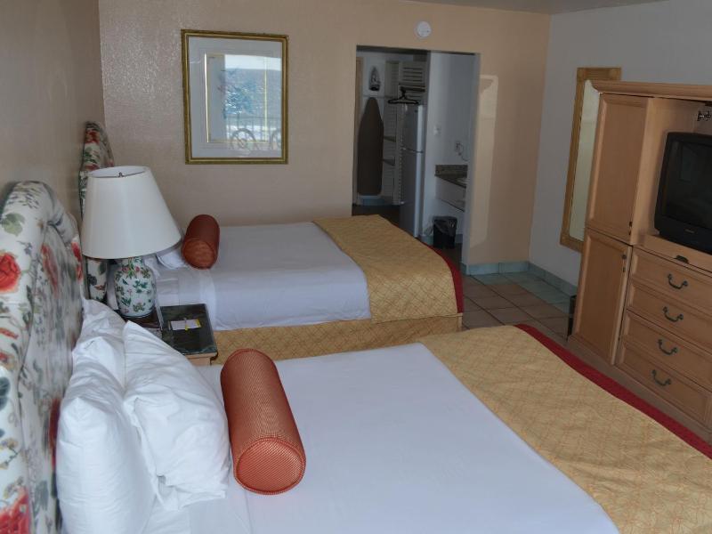 Queen Room with Two Queen Beds and Roll-in Shower - Mobility Accessible/Non-Smoking image 2