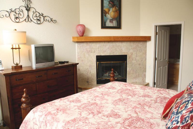 Pinecreek #I - 4 BR - Private Hot Tub - Close to Town - Shuttle to Slopes - image 14