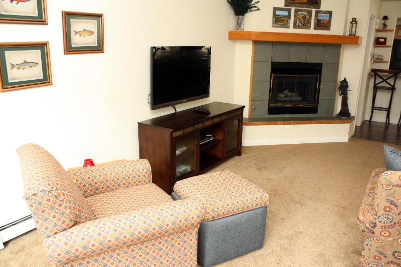 Pinecreek #I - 4 BR - Private Hot Tub - Close to Town - Shuttle to Slopes - image 6