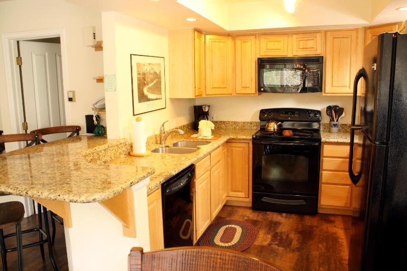 Pinecreek #I - 3 BR - Private Hot Tub - Close to Town - Shuttle to Slopes - image 10