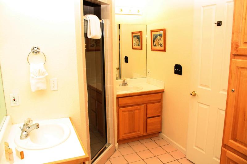 Pinecreek #I - 3 BR - Private Hot Tub - Close to Town - Shuttle to Slopes - image 9
