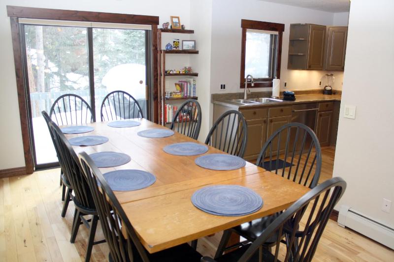 Pinecreek #E - 3 BR - Pool and Hot Tub Access - Close to Town - Shuttle to Slopes - image 8