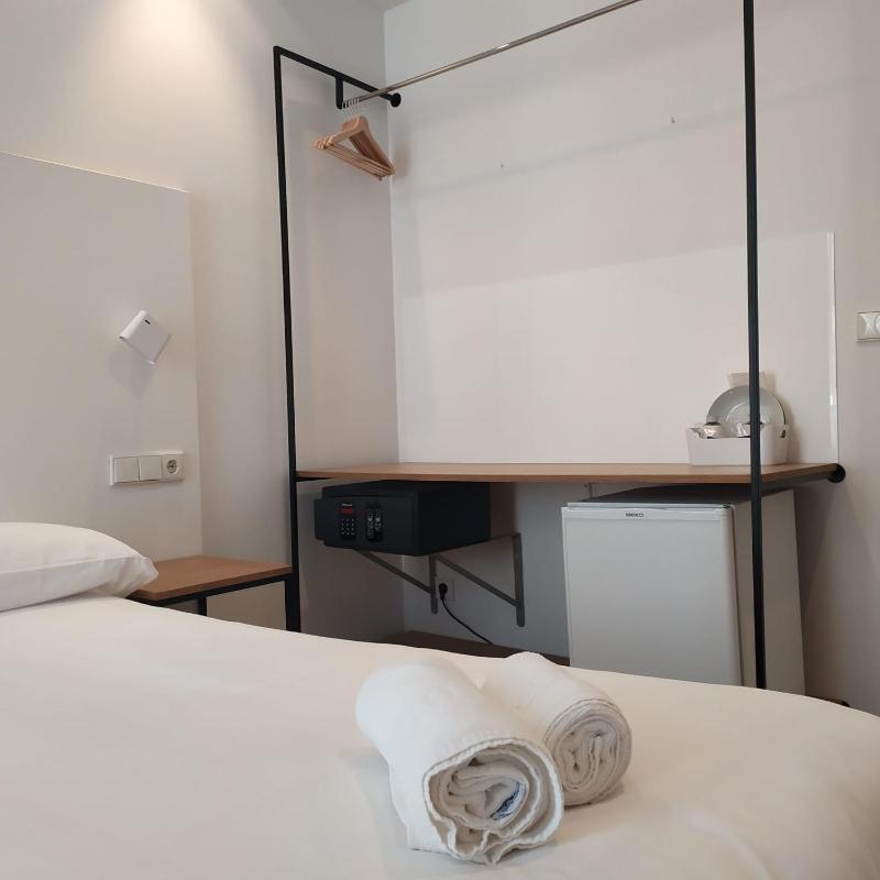 Deluxe Double or Twin Room with Balcony image 4