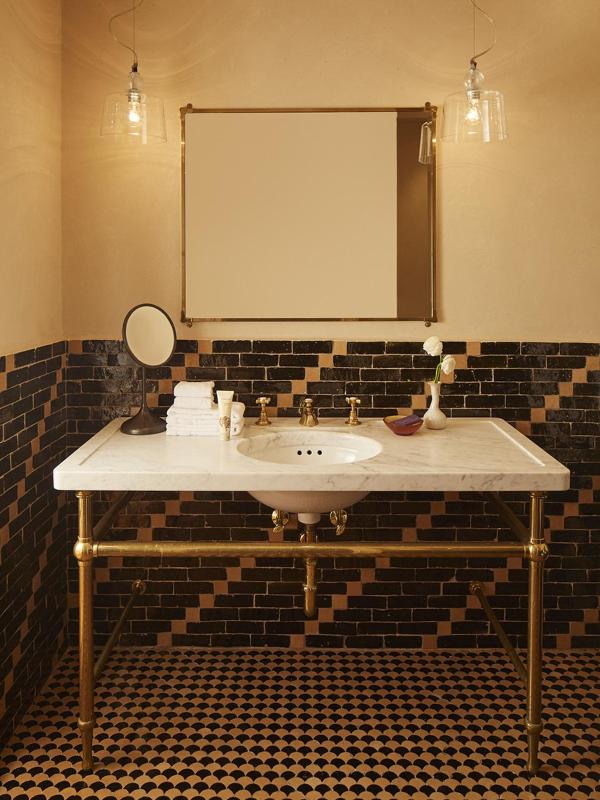 King Room with Roll-In Shower - Disability Access image 2