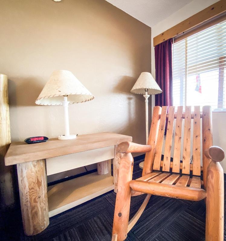 Deluxe King Suite image 4