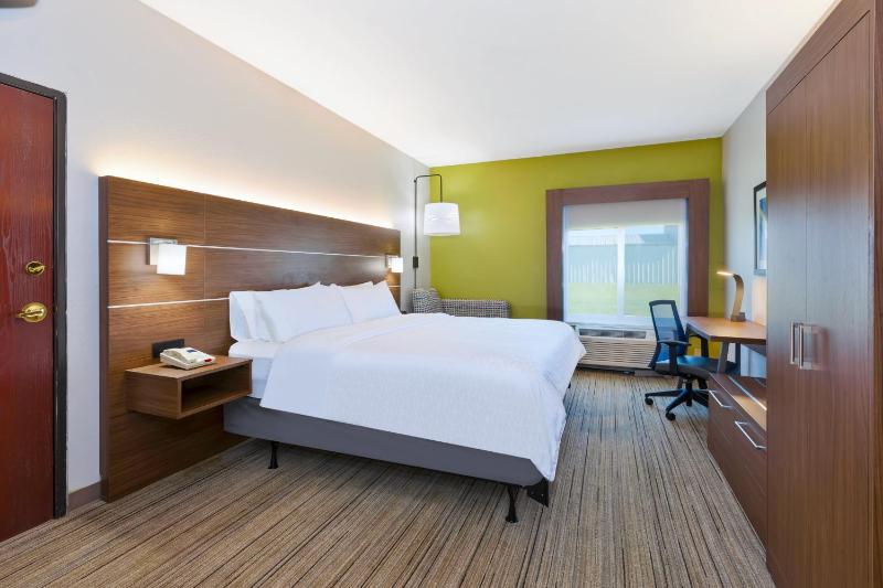 Standard King Room image 2