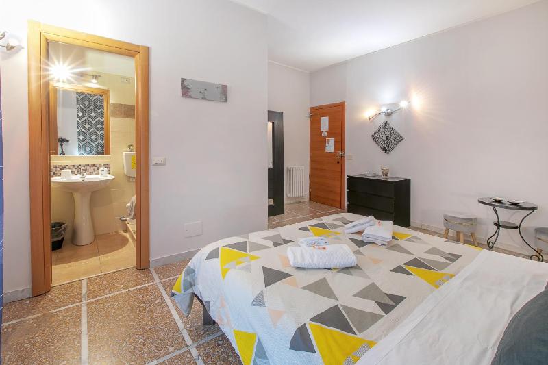 Large Double Room image 4