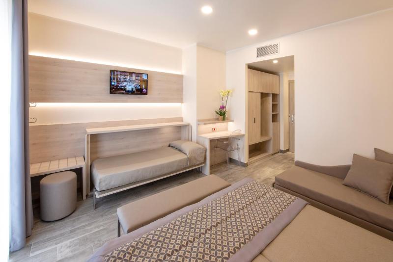 Standard Quadruple Room image 1