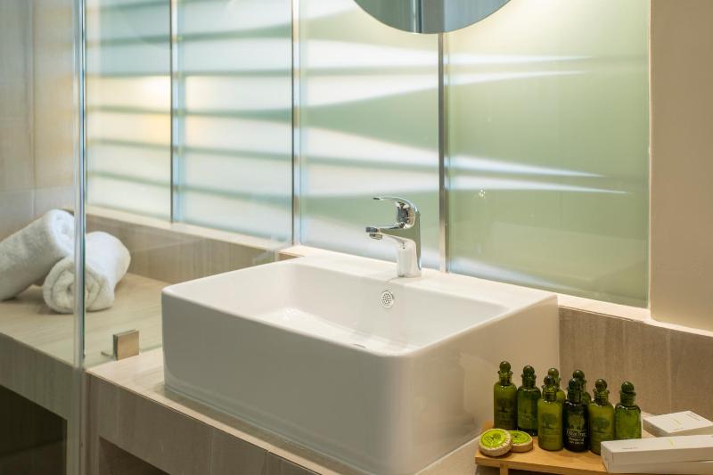 Deluxe Double or Twin Room image 2