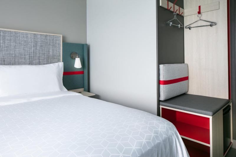 Standard King Room image 2