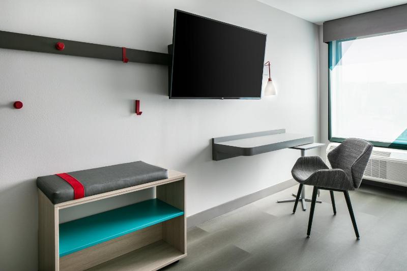 Standard Queen Room with Two Queen Beds - Communications Accessible image 3