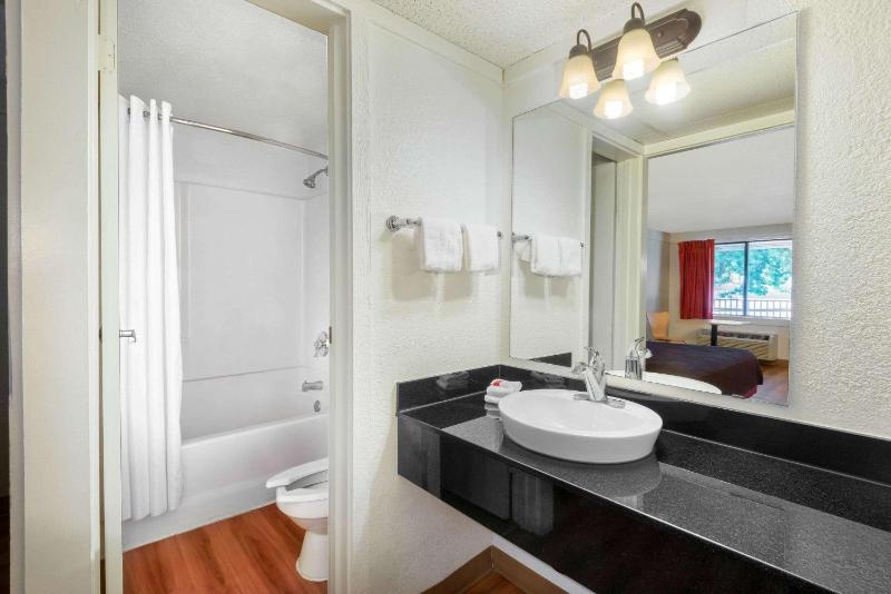 King Room - Non-Smoking image 3