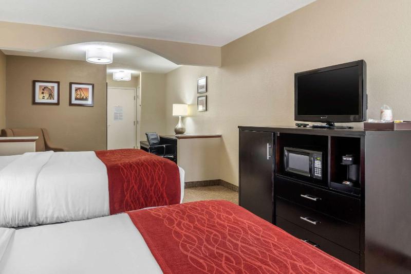 Queen Suite with Two Queen Beds - Non-Smoking image 3