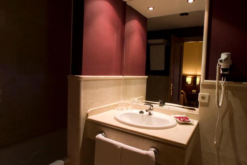 Standard Twin Room image 3