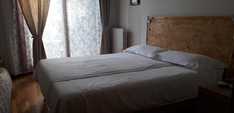 Large Double or Twin Room image 1