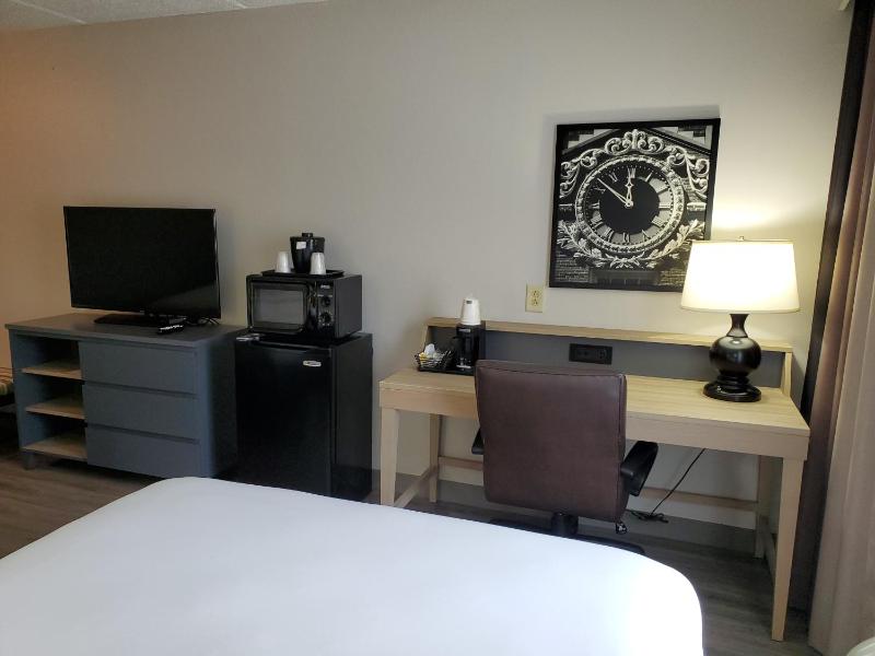 Queen Room with Two Queen Beds - Non-Smoking image 2