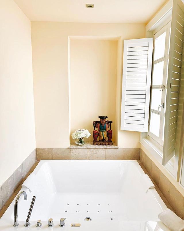 Suite with Hot Tub image 3