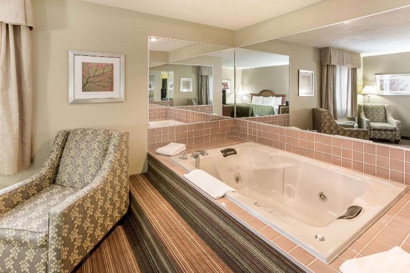 King Suite with bath - Non-Smoking image 4