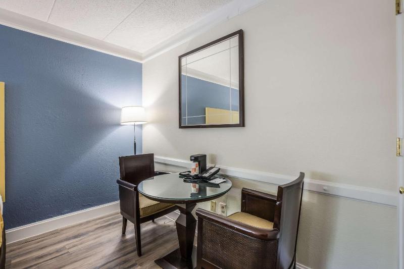 Double Room with Two Double Beds - Non-Smoking image 3