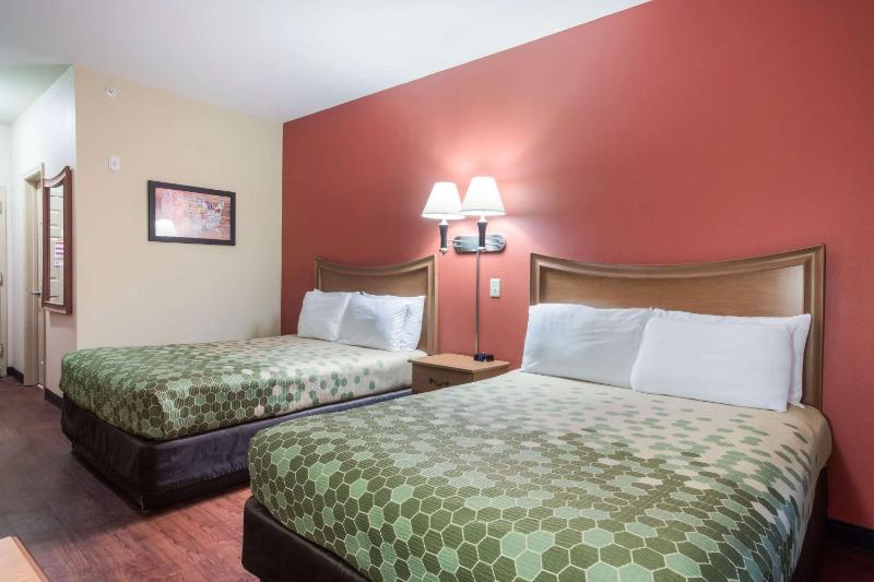 Queen Room with Two Queen Beds - Non-Smoking image 2