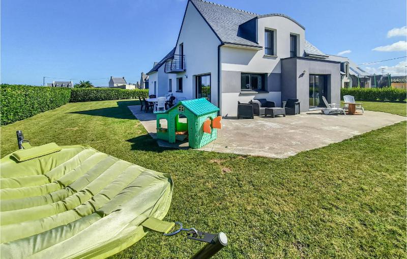 Four-Bedroom Holiday Home image 1