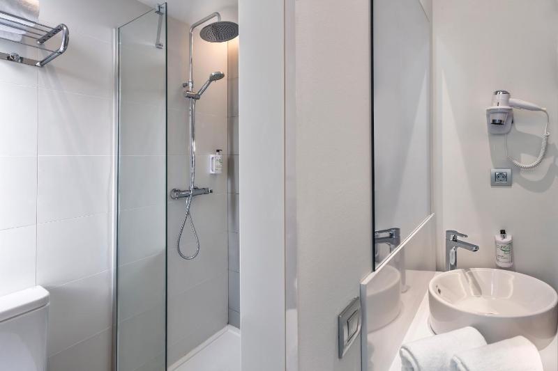 Single Room image 3