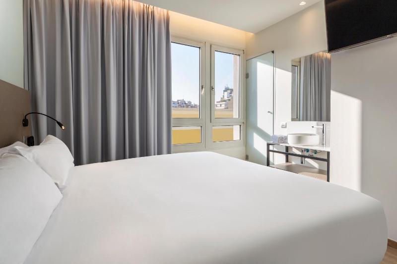 Double Room image 3