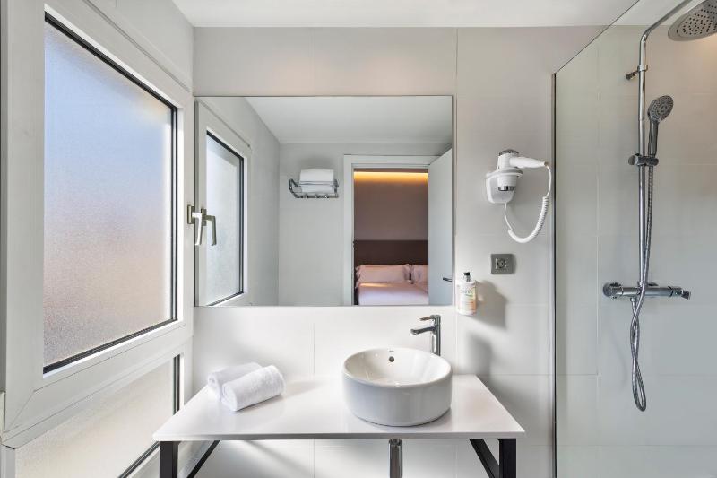 Single Room image 2
