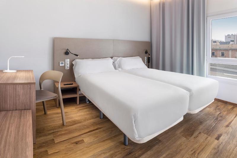 Twin Room image 3