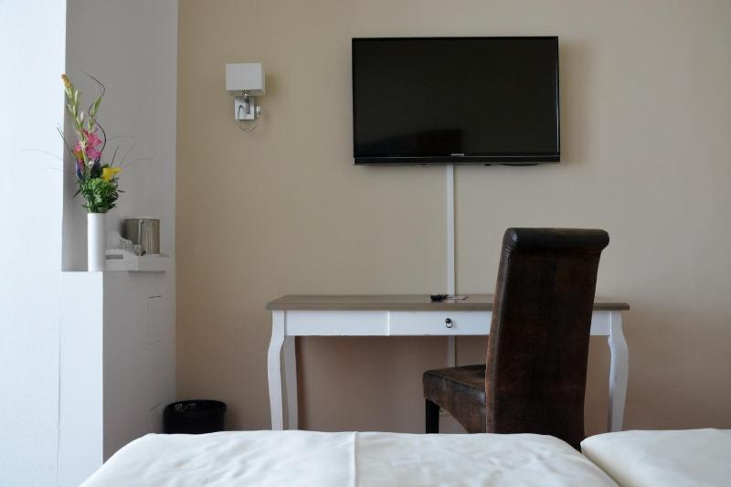 Double Room with Balcony image 2