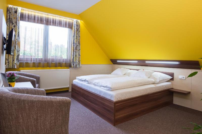 Double Room with Extra Bed image 1