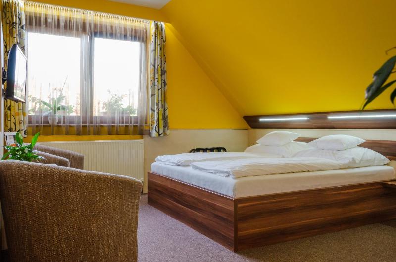 Double Room with Extra Bed image 3