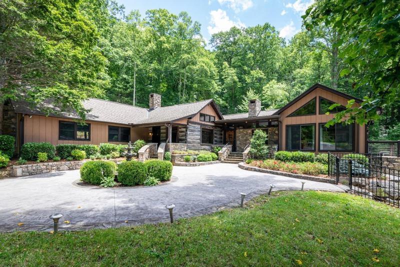 Six-Bedroom House image 3
