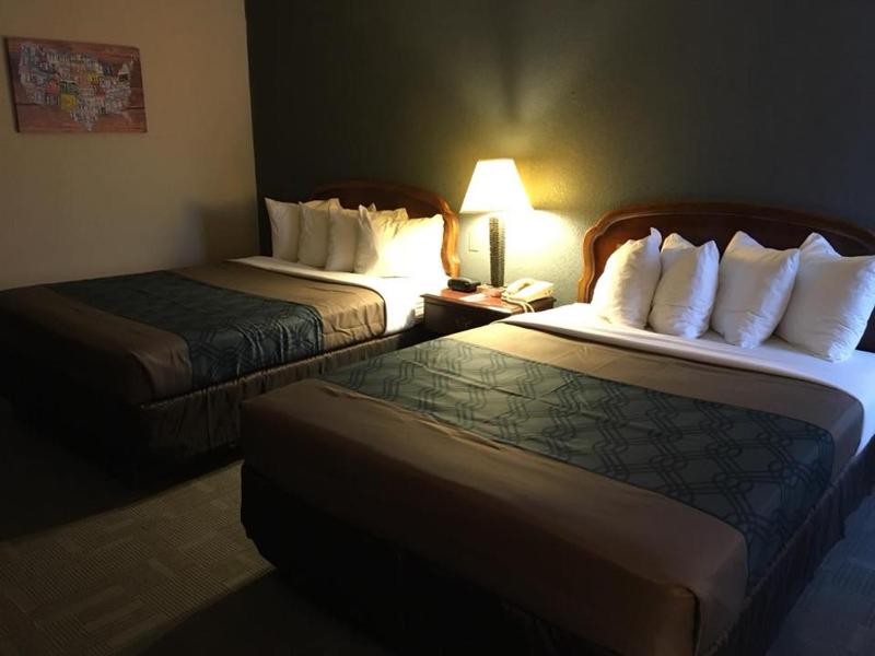 Queen Room with Two Queen Beds - Non-Smoking image 2