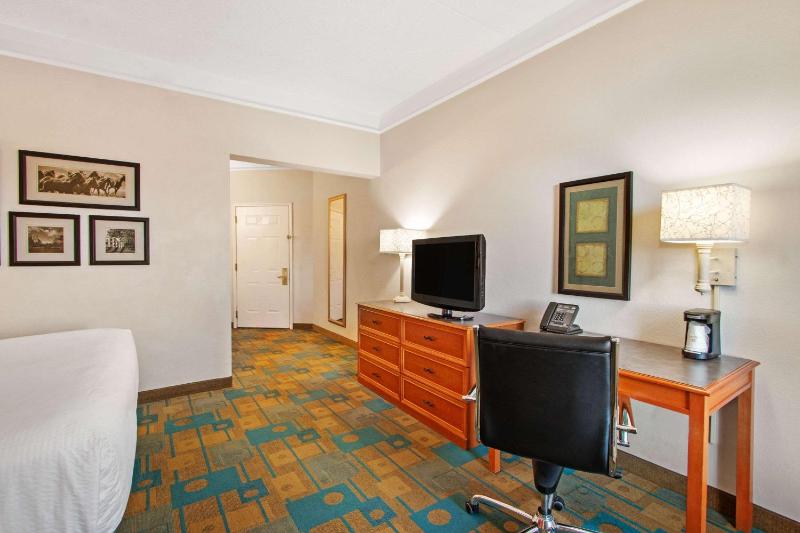 Double Room with Two Double Beds image 2
