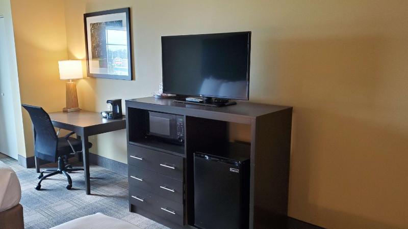 Queen Room with Two Queen Beds and Bath Tub - Disability Access image 2