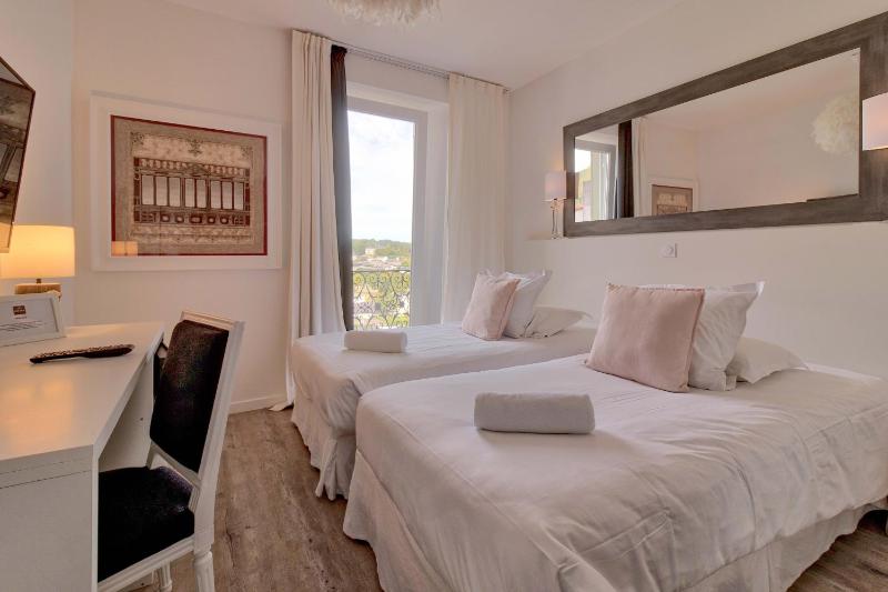 King Room with Balcony, Sanctuary View and Free Spa access  image 2