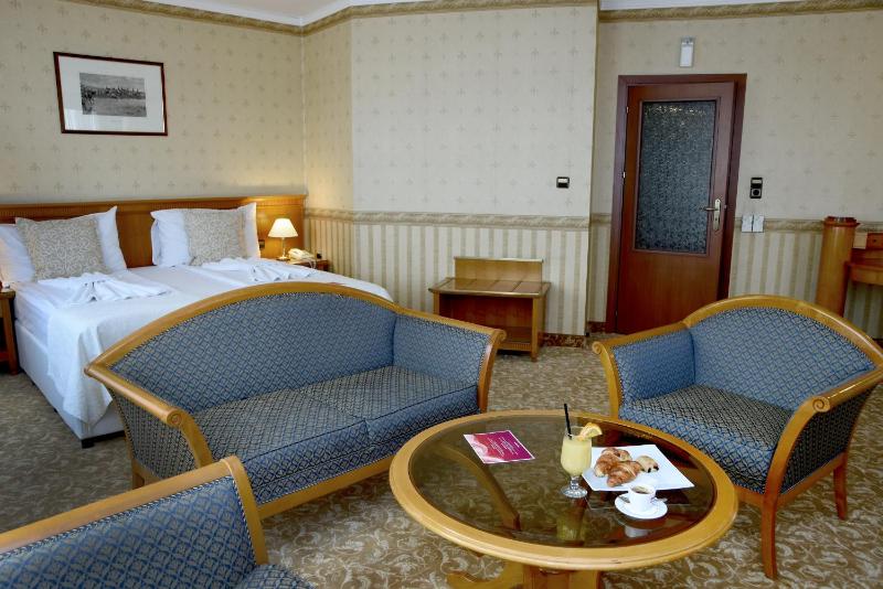 One-Bedroom Suite - with Work Friendly facilities and Free Parking image 1