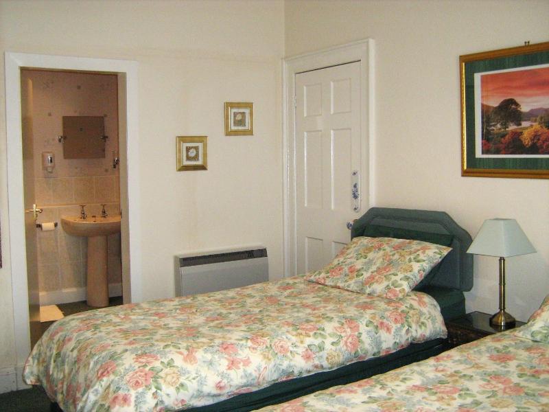 Twin Room with Shower image 2