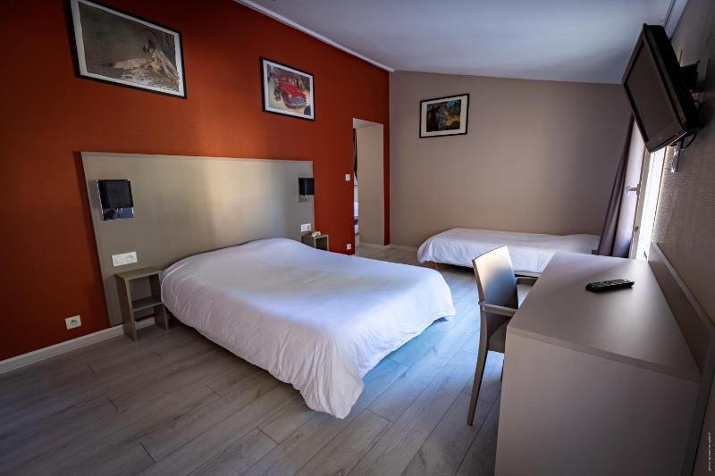 Standard Twin Room image 3