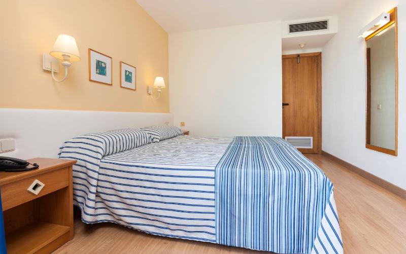 Apartment with Pool View (4 Adults + 1 Child) image 2