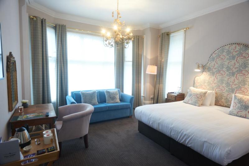 Superior Family Room image 3