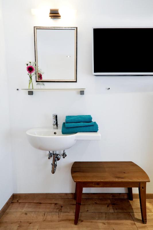 Single Room with Shared Bathroom image 4